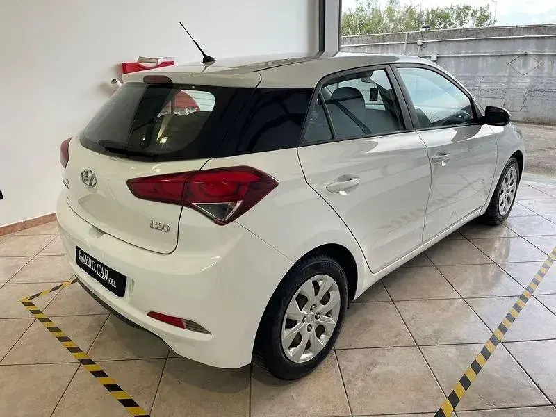 Usata Hyundai i20 Classic 75 CV (55 kW) 2016 Bianco Berlina