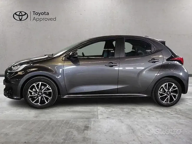 Usata Toyota Yaris Hybrid Trend 116 CV (85 kW) 2022 Grigio Berlina