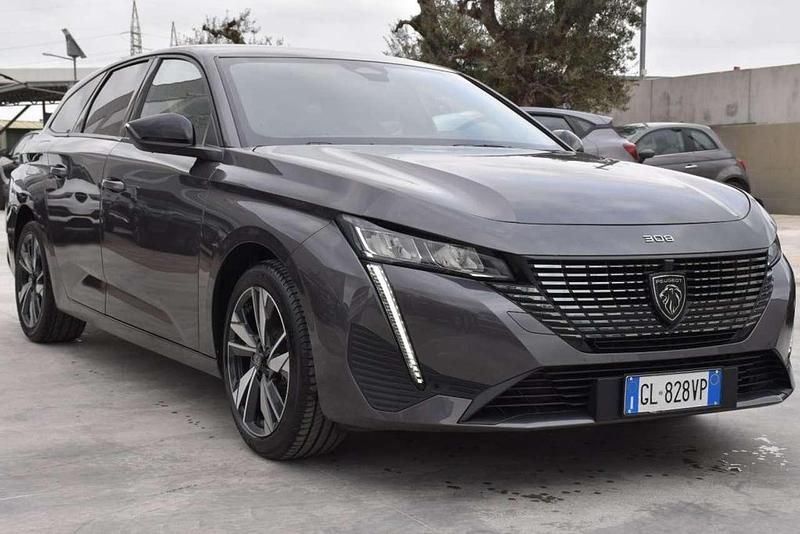 Usado Peugeot 308 Allure 131 CV (96 kW) 2022 Gris Familiar