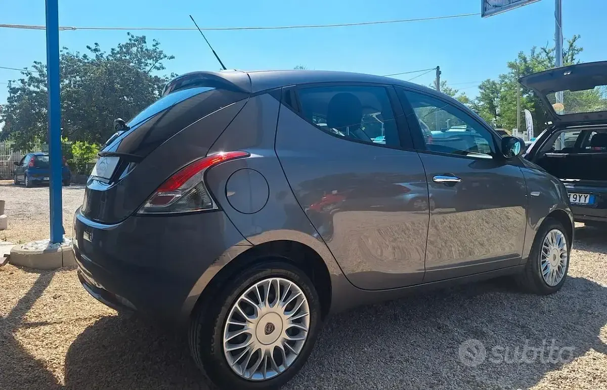 Usata Lancia Ypsilon Silver 95 CV (69 kW) 2018 Grigio Utilitaria