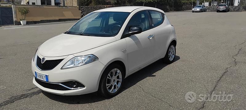 Usata Lancia Ypsilon 95 CV (69 kW) 2015 Bianco Utilitaria