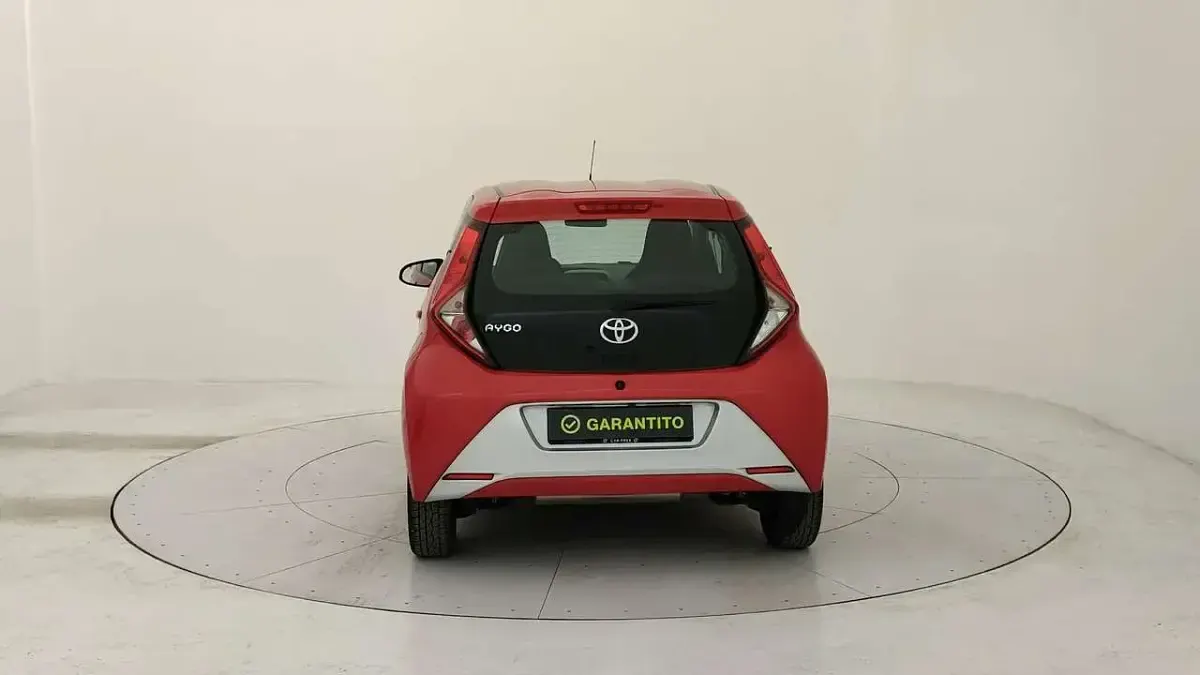 Usata Toyota Aygo 72 CV (52 kW) 2020 Rosso Utilitaria