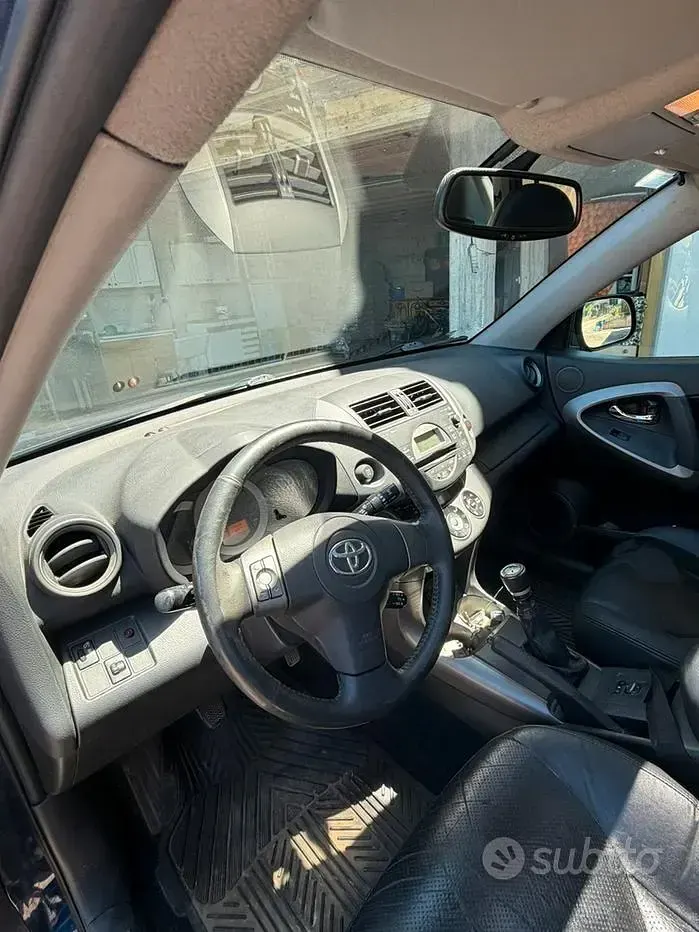Usata Toyota RAV4 136 CV (100 kW) 2006 Bluazzurro SUV