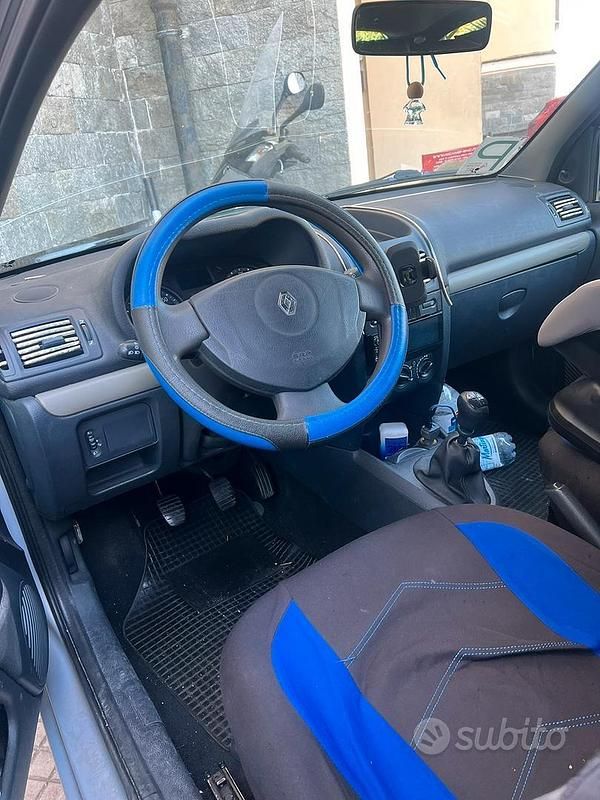 Usado Renault Clio II 2004 Gris