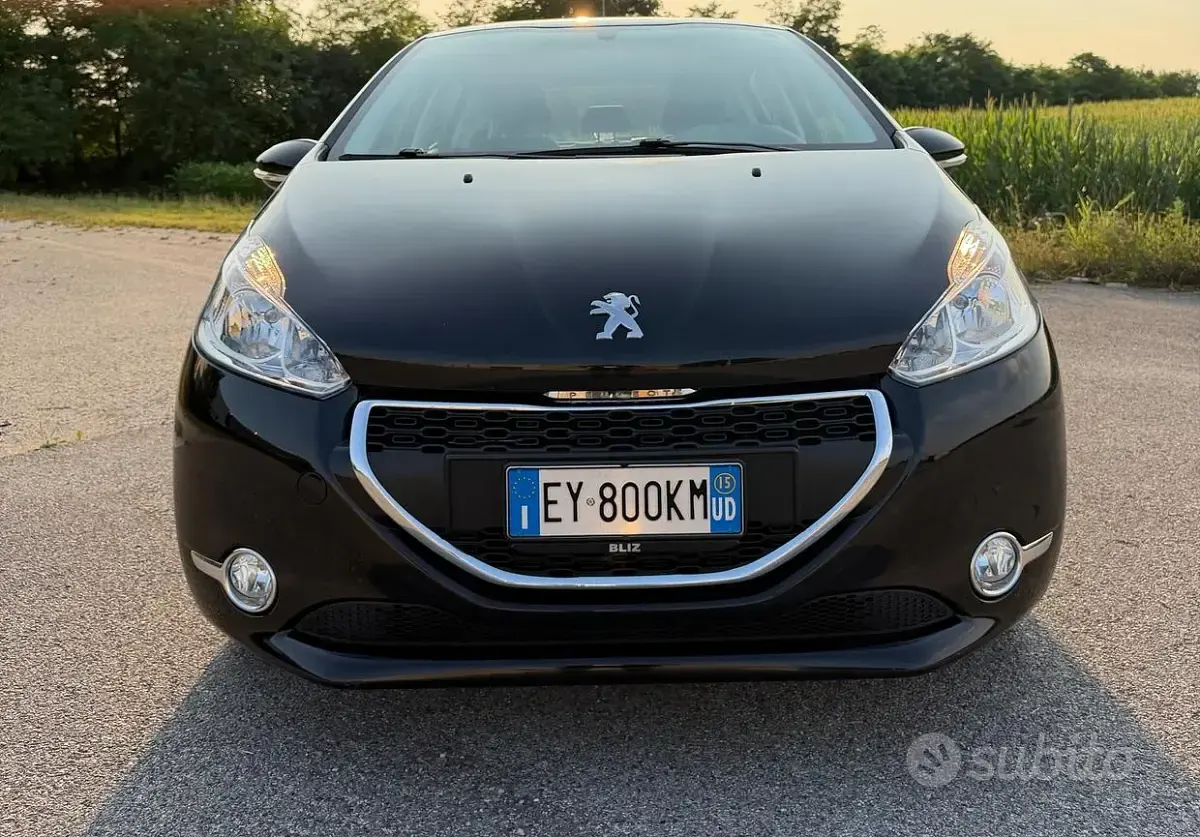 Usata Peugeot 208 Allure 82 CV (60 kW) 2015 Nero Utilitaria