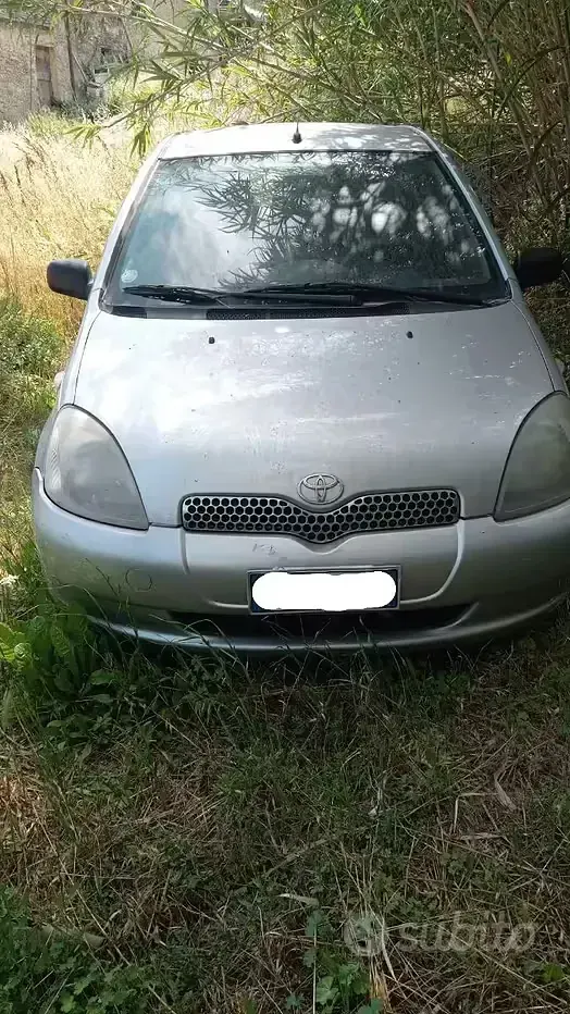 Usata Toyota Yaris Sol 68 CV (50 kW) 2002 Grigio Utilitaria