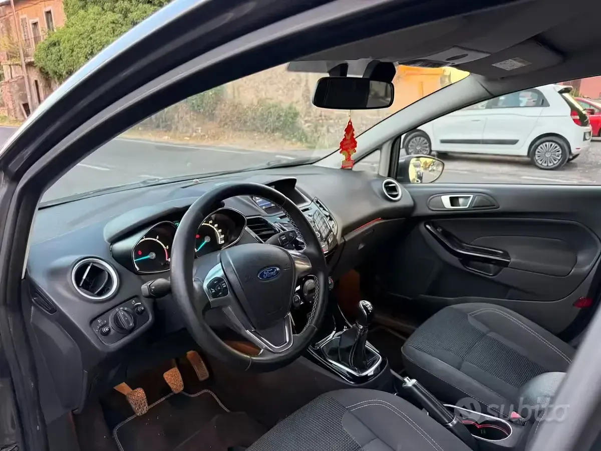 Usata Ford Fiesta 75 CV (55 kW) 2016 Grigio Utilitaria