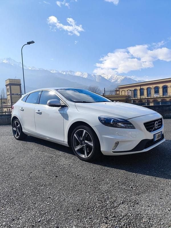 Usata Volvo V40 150 CV (110 kW) 2016 Bianco Berlina