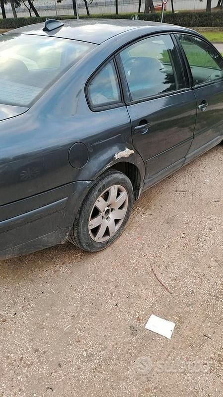 Usata VW Passat 115 CV (84 kW) 2000 Blu Berlina