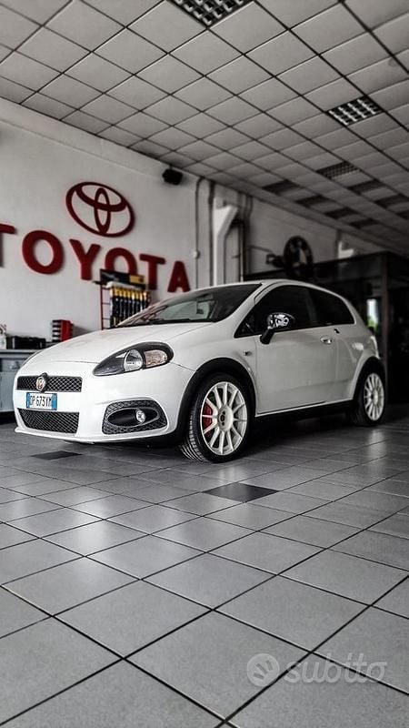 Usata Abarth Grande Punto 180 CV (132 kW) 2010 Bianco Utilitaria