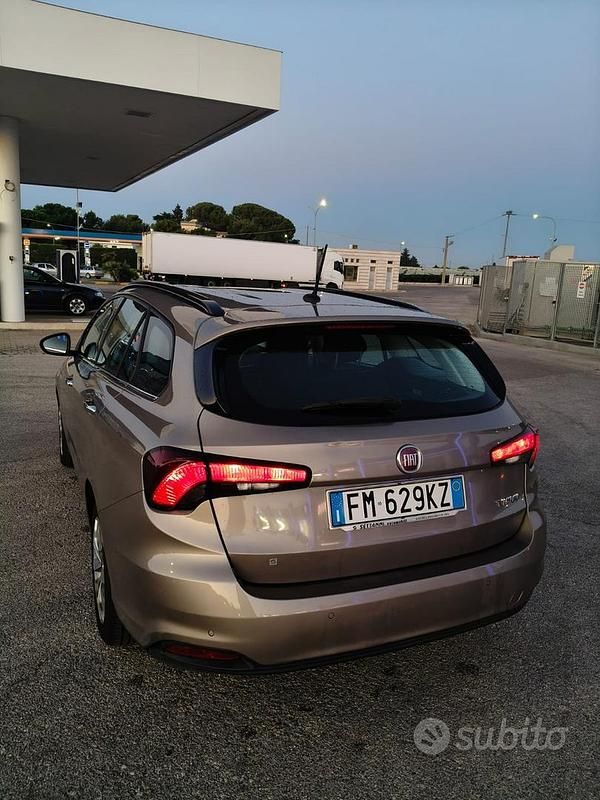 Usata Fiat Tipo 120 CV (88 kW) 2017 Marrone Station wagon