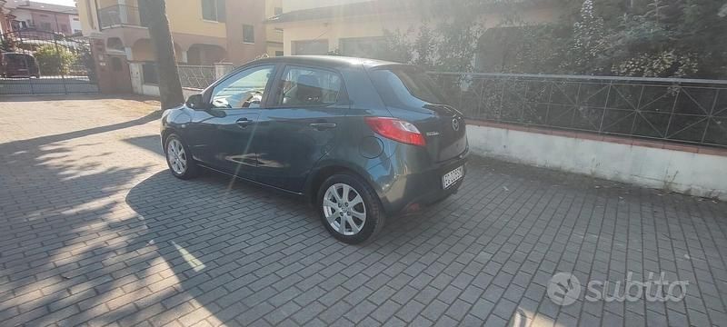 Begagnad Mazda 2 Trendy 75 HK (55 kW) 2011 Grå Halvkombi