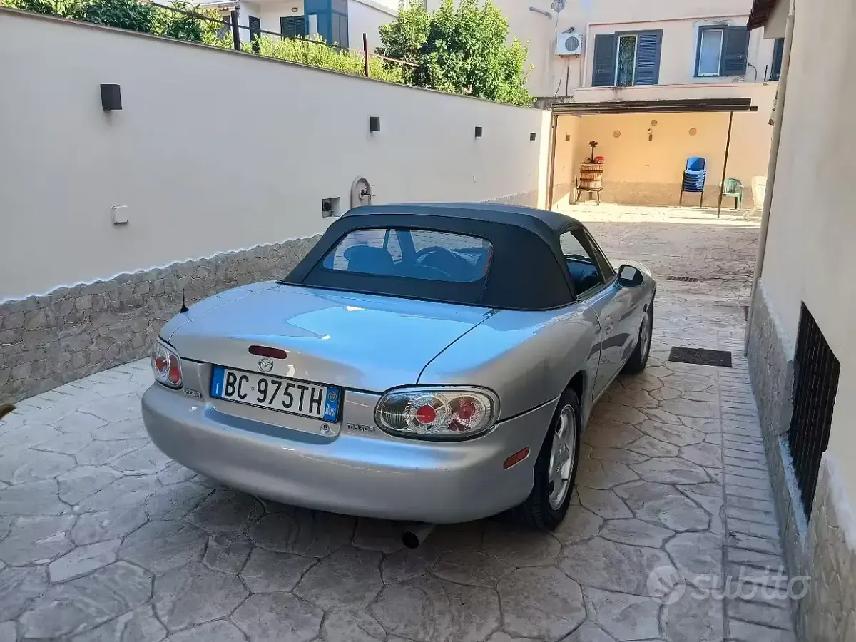 Usata Mazda MX5 110 CV (80 kW) 1999 Grigio Cabrio