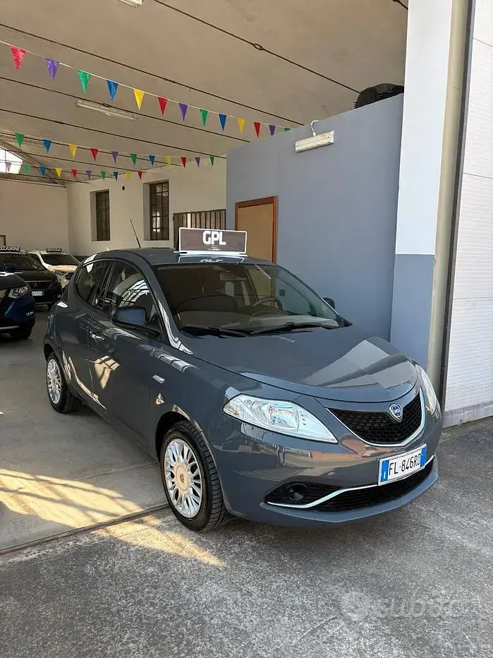 Usata Lancia Ypsilon Silver 69 CV (50 kW) 2018 Grigio Utilitaria