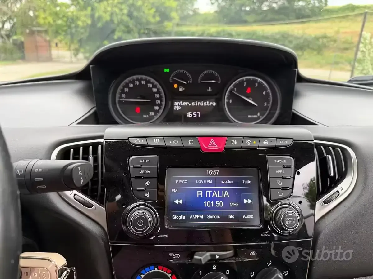 Usata Lancia Ypsilon 69 CV (50 kW) 2016 Bluazzurro Utilitaria