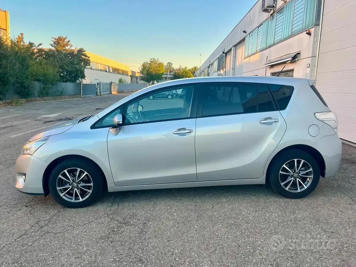 Usata Toyota Verso Active 111 CV (81 kW) 2014 Grigio Monovolume