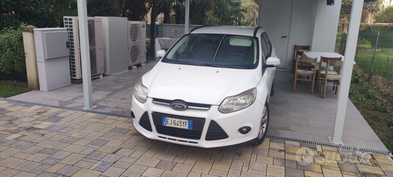 Bianco Usata 2011 Ford Focus Station wagon | 5000 € (Molto cara) - Immagine 1/4