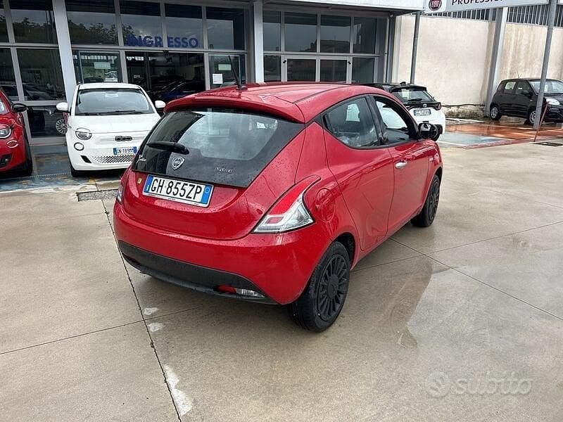 Usata Lancia Ypsilon Silver 69 CV (50 kW) 2022 Rosso Utilitaria