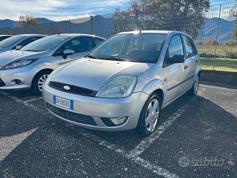 Usata Ford Fiesta 75 CV (55 kW) 2003 Grigio Berlina