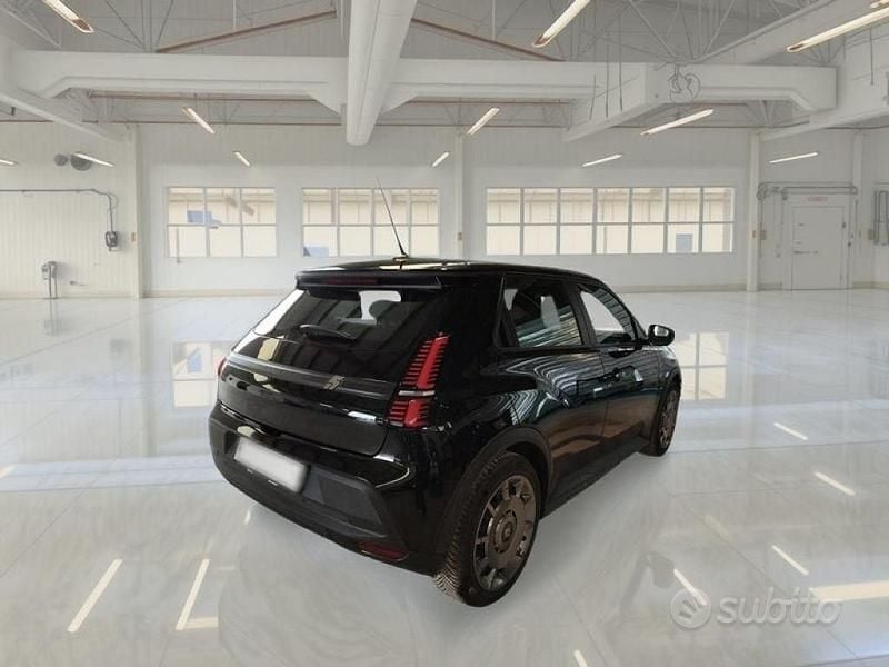 Usata Renault R5 Evolution 77 kW (106 CV) 2025 Nero Utilitaria