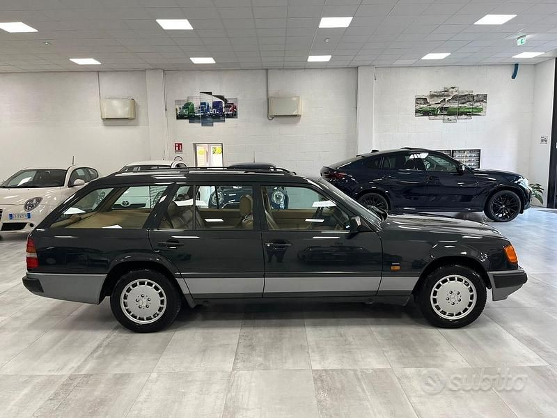 Usata Mercedes 200 Edition 122 CV (89 kW) 1989 Grigio Station wagon