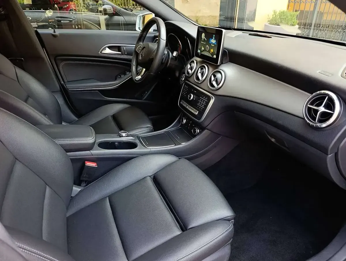 Usata Mercedes CLA180 122 CV (89 kW) 2017 Argento met Coupé