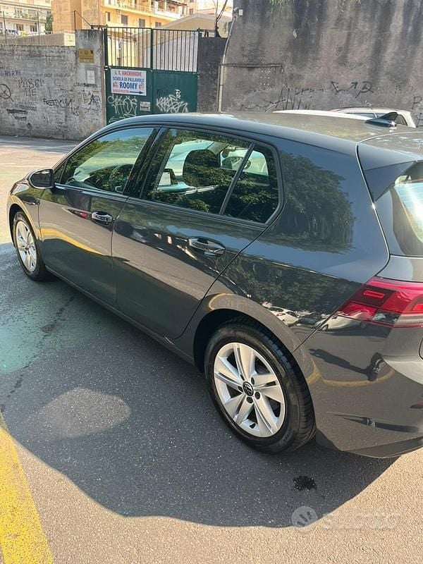 Usata VW Golf VIII Life 131 CV (96 kW) 2023 Grigio Berlina