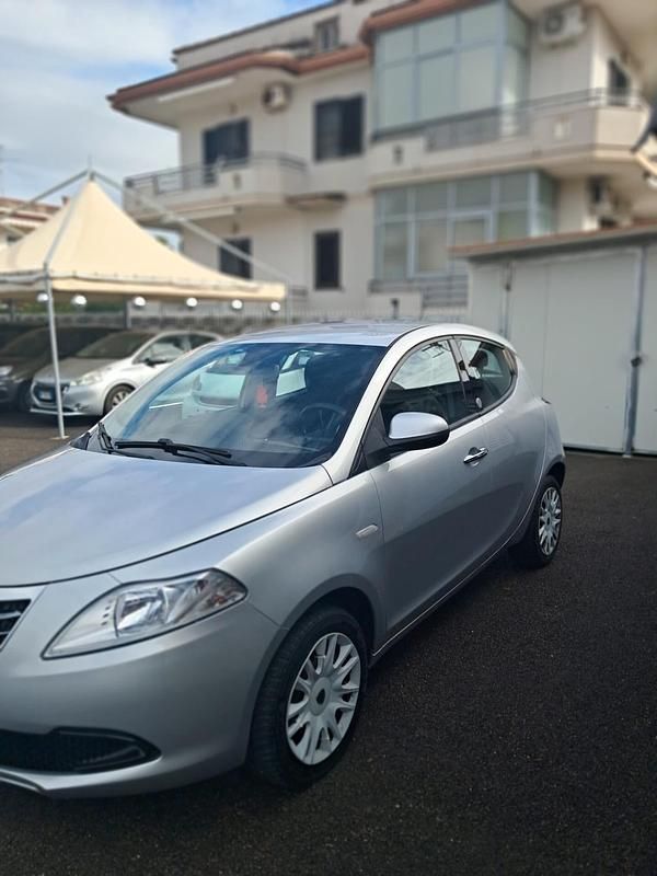 Usata Lancia Ypsilon Silver 69 CV (50 kW) 2013 Argento Utilitaria