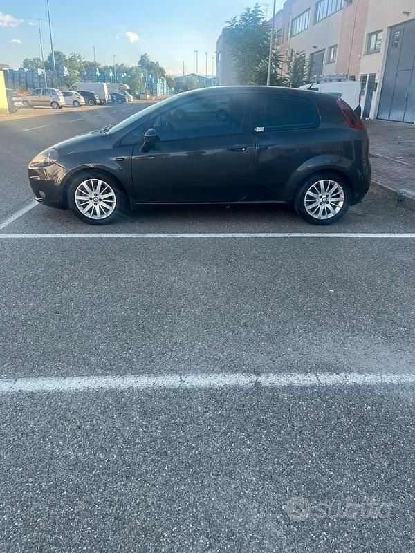 Usata Fiat Grande Punto 90 CV (66 kW) 2008 Grigio Utilitaria