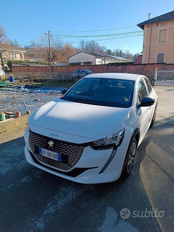 Usata Peugeot e-208 100 kW (136 CV) 2023 Bianco Utilitaria