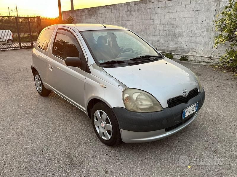 Usata Toyota Yaris 68 CV (50 kW) 2000 Grigio Berlina