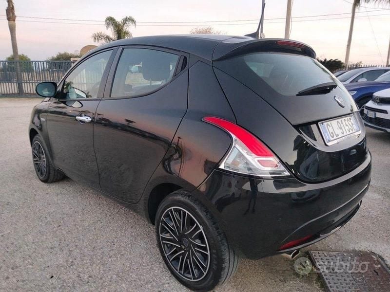 Usata Lancia Ypsilon Gold 69 CV (50 kW) 2022 Nero Utilitaria