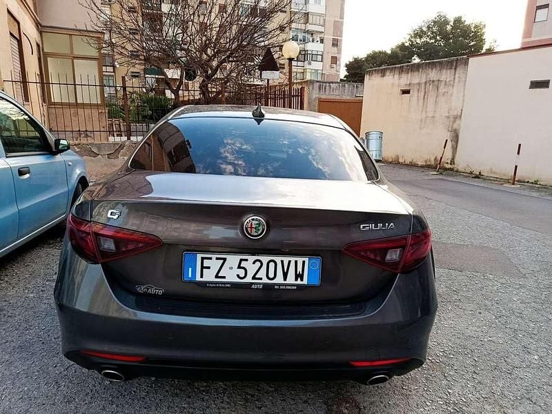 Usata Alfa Romeo Giulia Super 179 CV (131 kW) 2017 Grigio Berlina