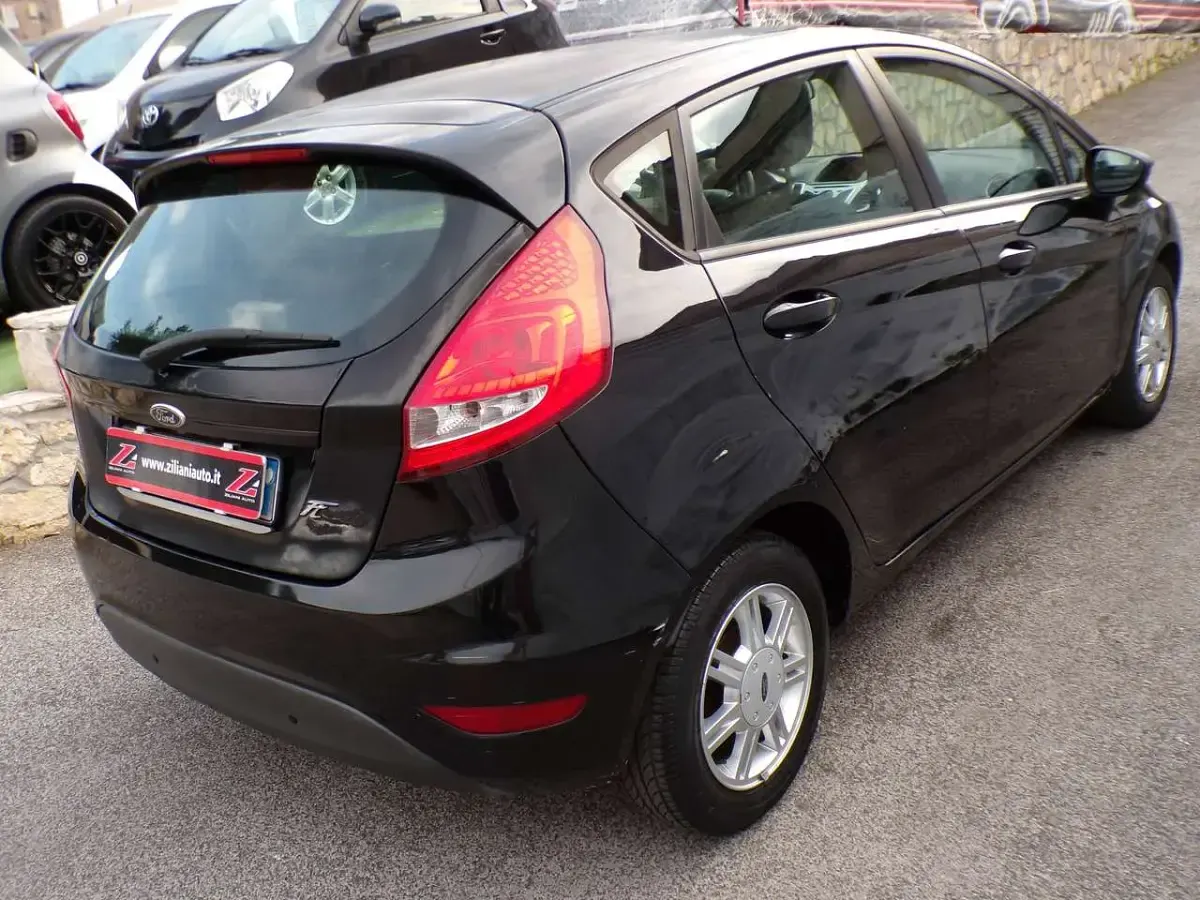Usata Ford Fiesta 97 CV (71 kW) 2012 Nero Berlina