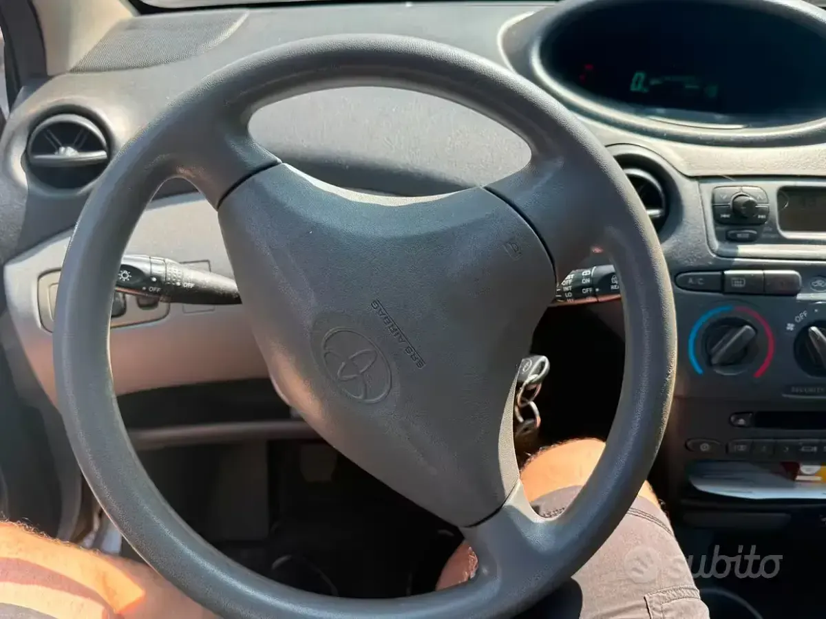 Usata Toyota Yaris 68 CV (50 kW) 2002 Grigio Berlina