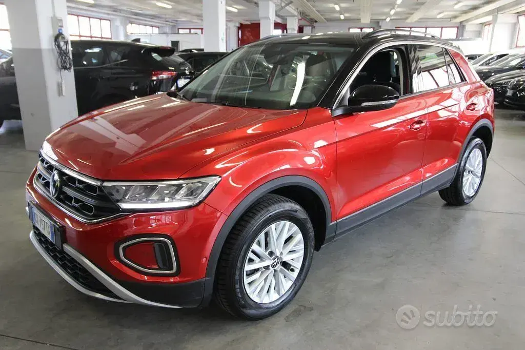Usata VW T-Roc Life 110 CV (80 kW) 2023 Rosso SUV