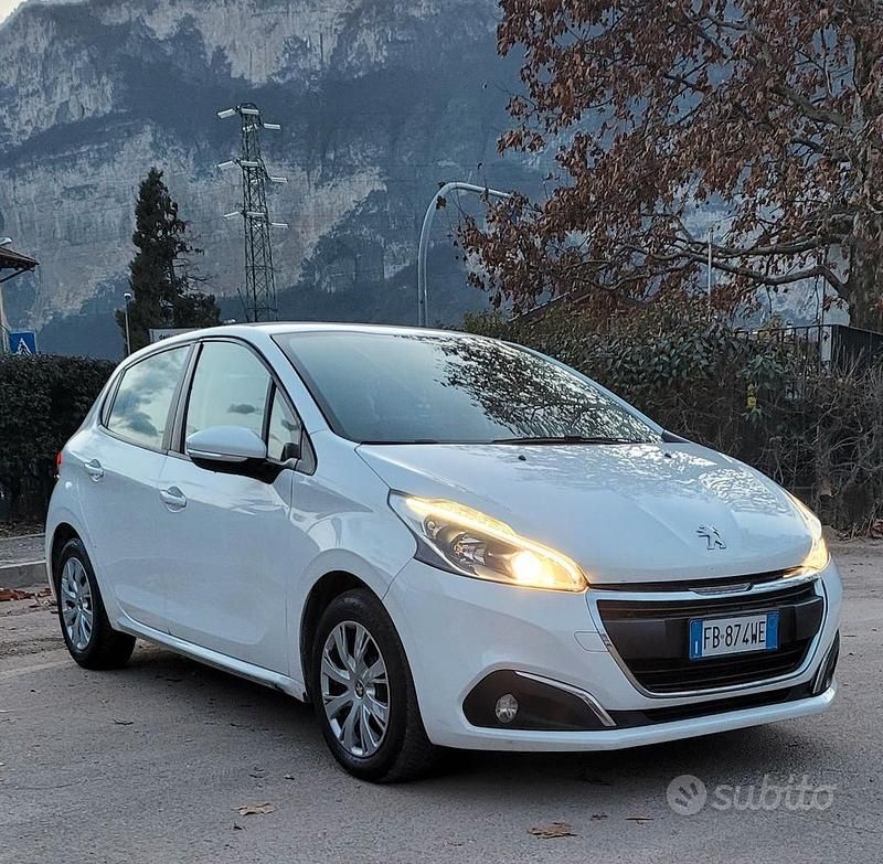 Bianco Usata 2016 Peugeot 208 Due volumi | 4700 € - Immagine 1/4