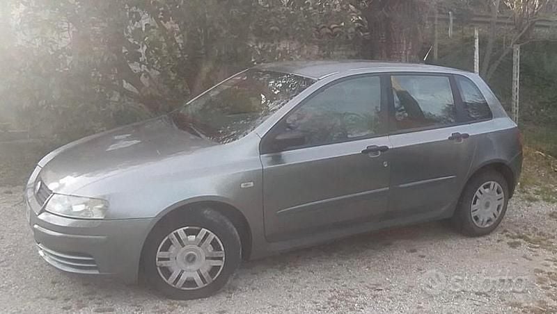 Usata Fiat Stilo 80 CV (58 kW) 2004 Grigio Berlina