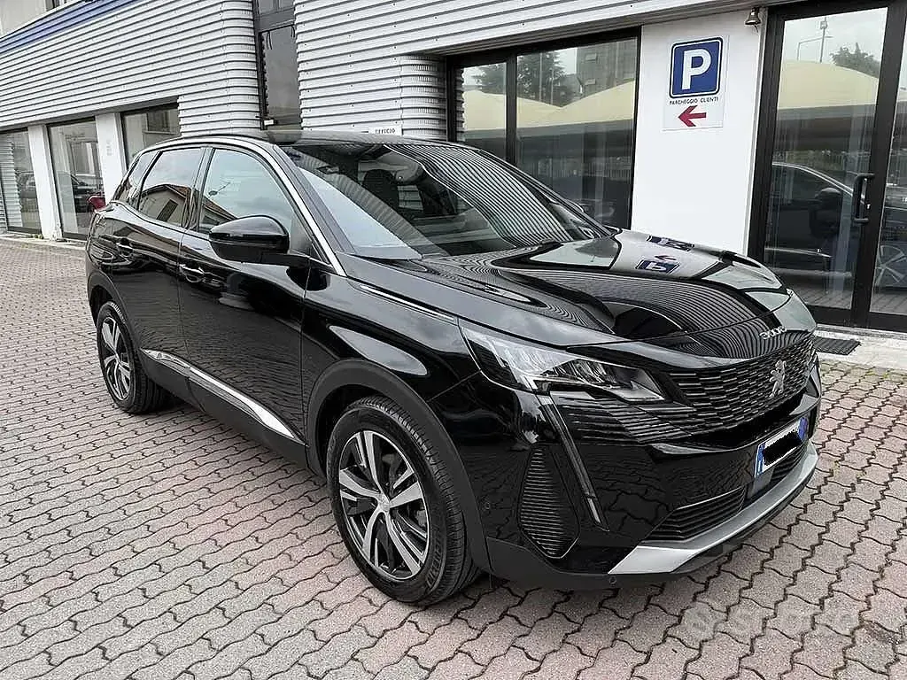 Usata Peugeot 3008 Allure 131 CV (96 kW) 2023 Nero / metallizzato SUV
