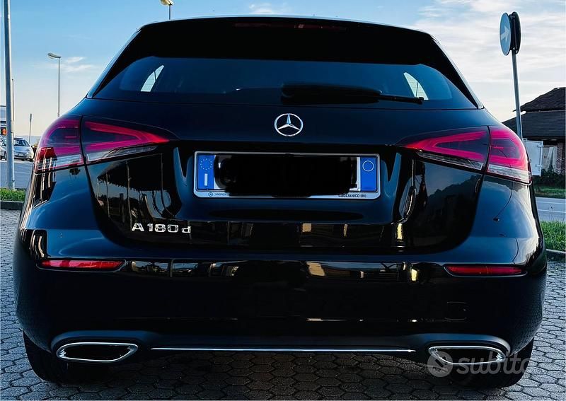Nero Usata 2022 Mercedes A180 Tre volumi | 24.900 € - Immagine 1/4