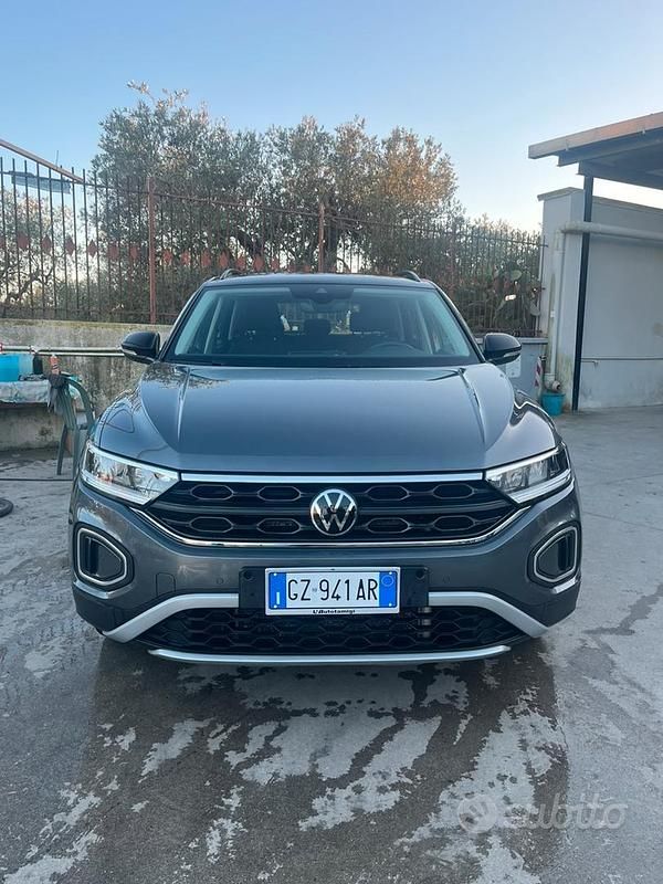 Usata VW T-Roc Life 150 CV (110 kW) 2023 Grigio SUV