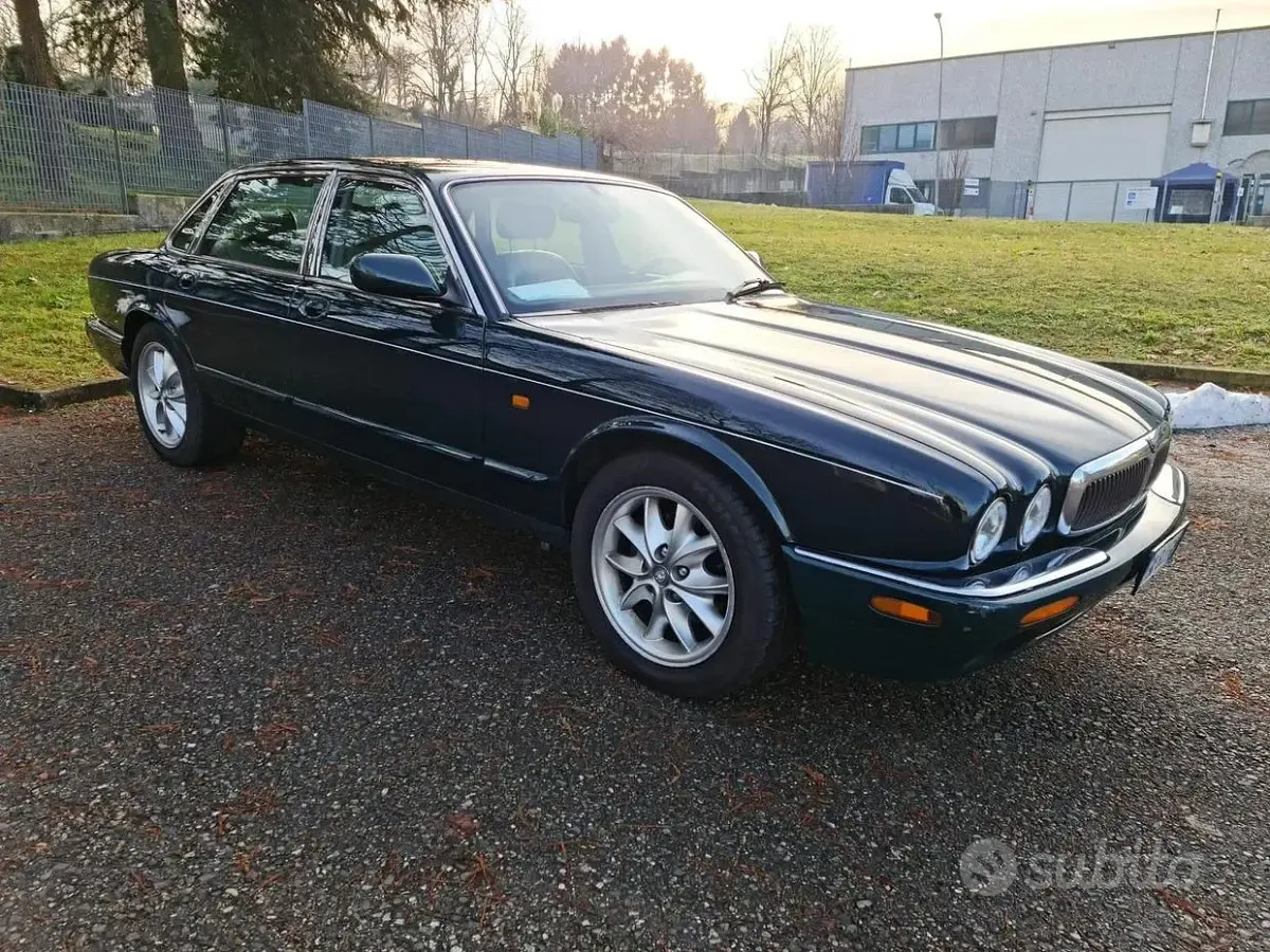 Usata Jaguar XJ 284 CV (208 kW) 2000 Verde Berlina