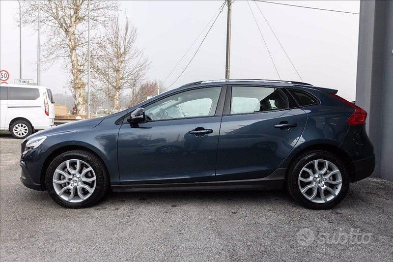 Usata Volvo V40 CC 120 CV (88 kW) 2017 Blu Station wagon