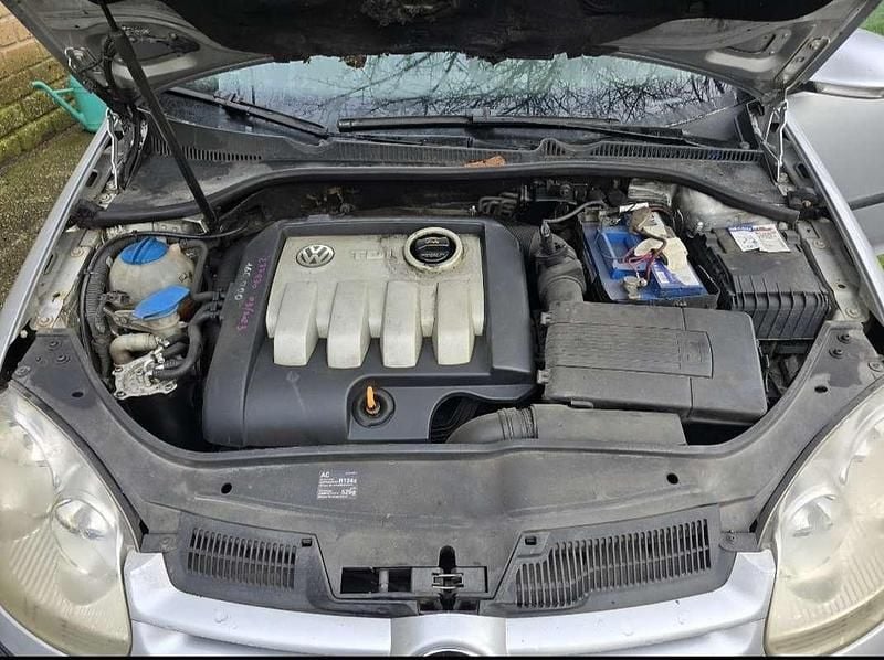 Usado VW Golf IV Trendline 105 CV (77 kW) 2005 Plateado Berlina