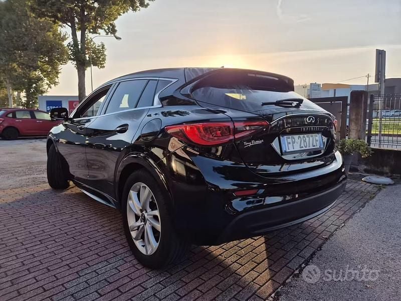 Usata Infiniti Q30 Premium 109 CV (80 kW) 2018 Nero SUV