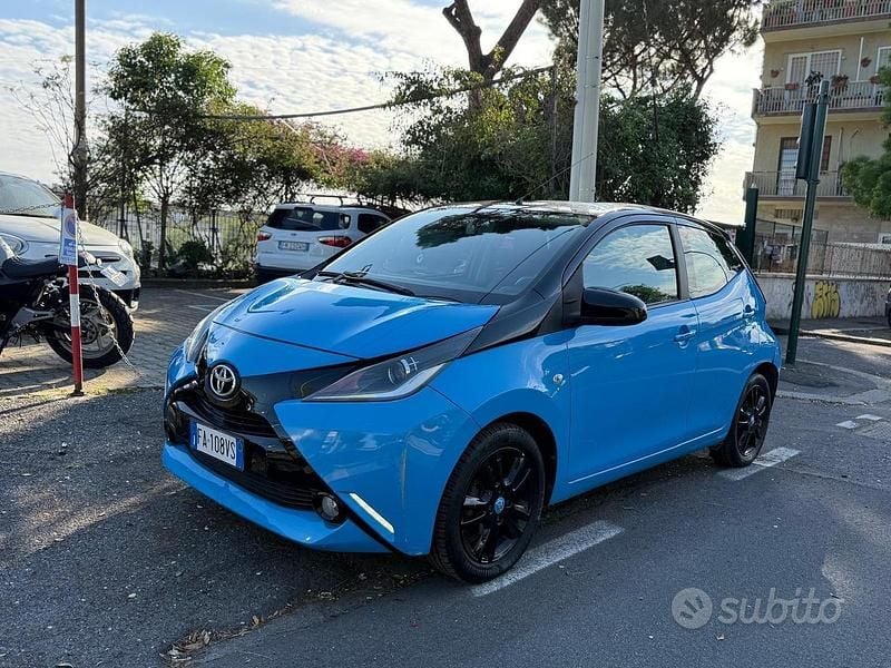 Usata Toyota Aygo X-play 69 CV (50 kW) 2015 Blu Utilitaria