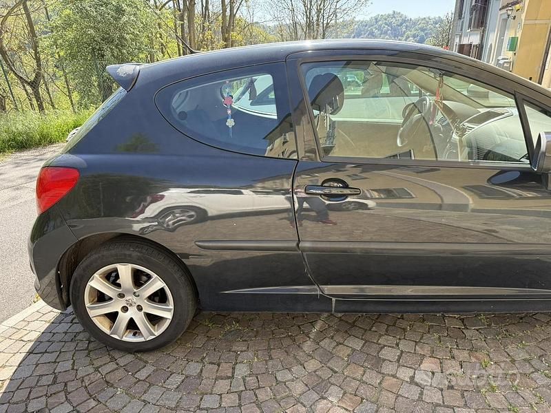 Usata Peugeot 207 90 CV (66 kW) 2007 Nero Berlina