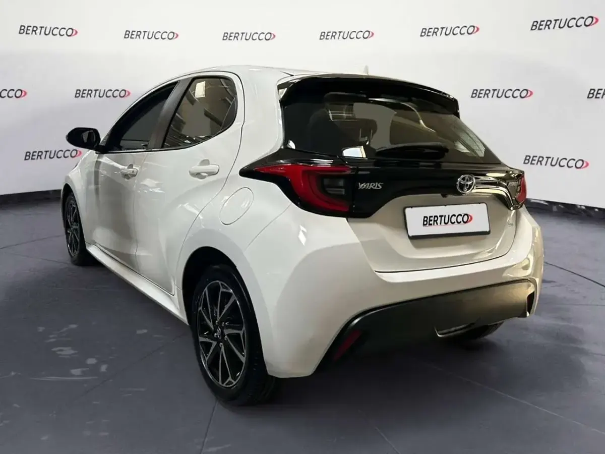 Usata Toyota Yaris Hybrid Trend 115 CV (84 kW) 2022 Bianco Berlina