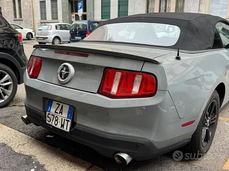 Usata Ford Mustang Convertible 205 CV (150 kW) 2010 Grigio Cabrio