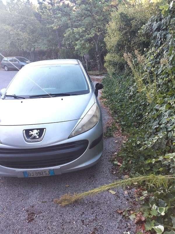 Usata 2007 Peugeot 207 Tre volumi | 900 € (Super prezzo) - Immagine 1/2